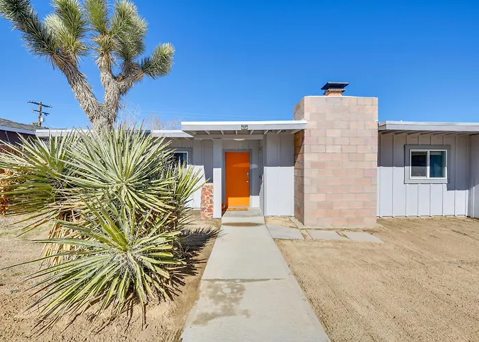 Joshua Tree Vacation Home With Private Hot Tub!