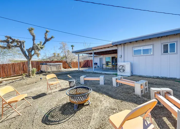 Joshua Tree Vacation Home With Private Hot Tub!